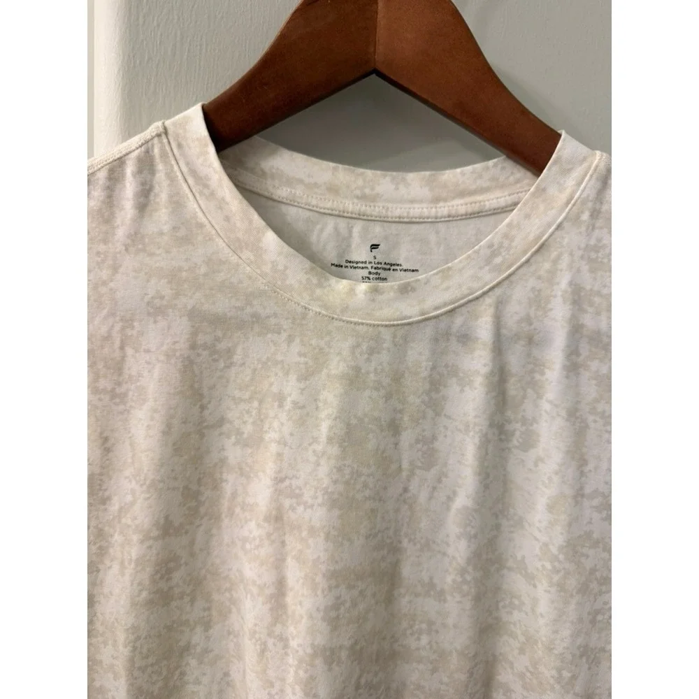 Fabletics Crewneck T-Shirt Mens Small Cream Tan Marble Print Short Sleeve Tee